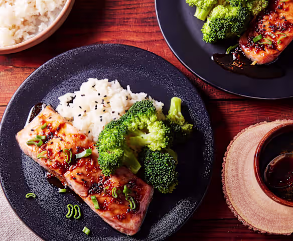 Salmón con Salsa Teriyaki con Guarnición de Arroz y Brócoli