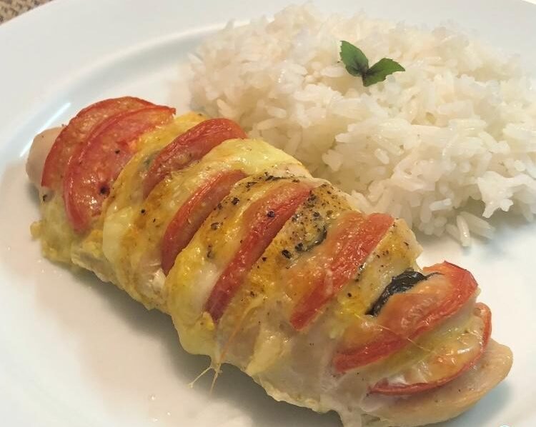 Pechugas de Rollo Caprese con Tomates, Albahaca y Mozzare