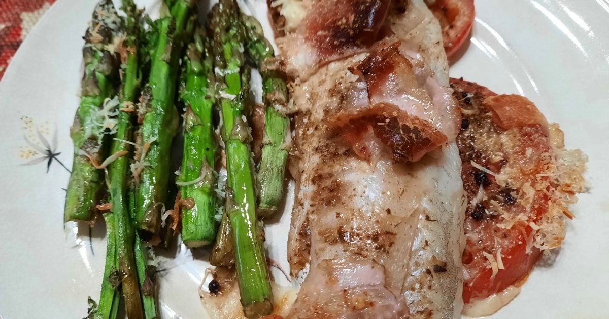 Pescado al Horno Sobre Tomates con Espárragos y Hebras de Queso