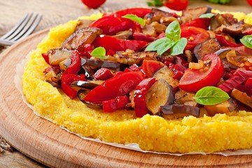 Pizza de Polenta con Tofu de Vegetales Grillados
