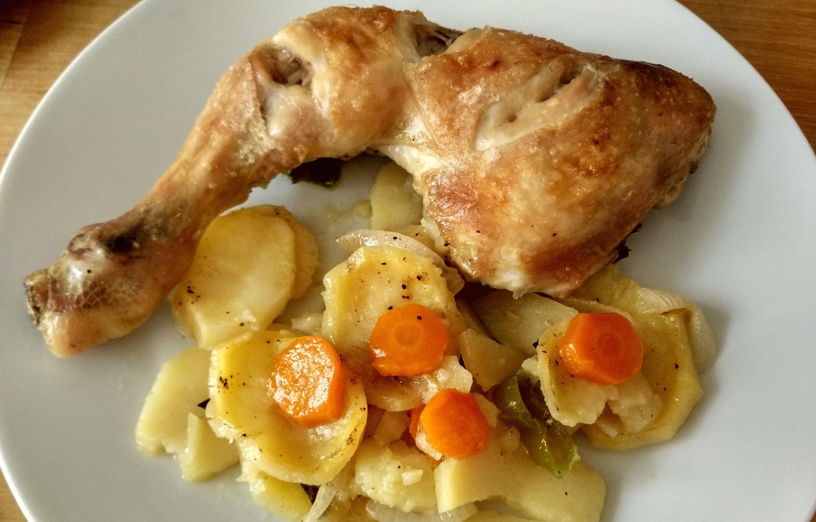 Pollo al horno con papas y zanahorias