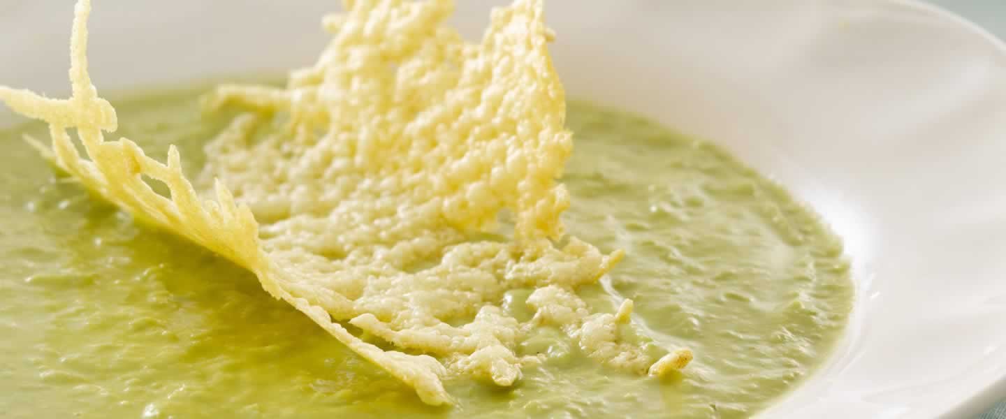 Sopa Crema de Arvejas con Crispy y Queso Reggianito