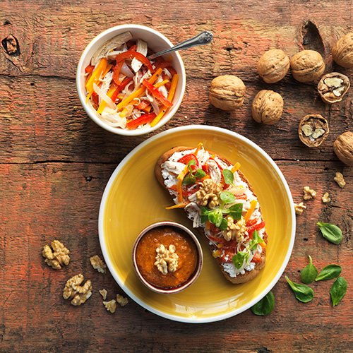 Tostada de Escabeche de Pollo, Salsa Romesco de Nueces y Ricota