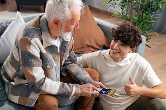 Redes Sociales Después de los 60: La Herramienta Secreta que Está Cambiando la Vida de Miles de Personas Mayores
