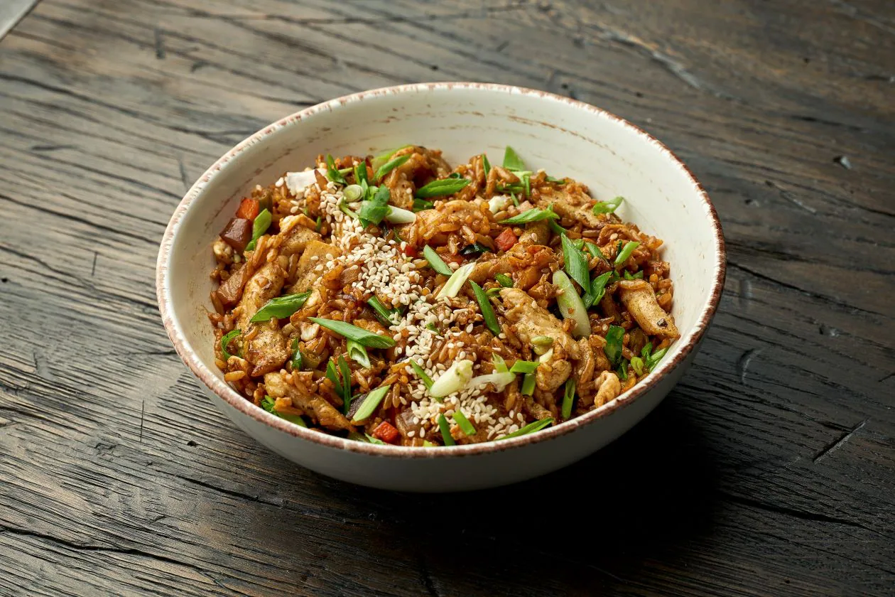 Wok de Arroz Integral y Vegetales Salteados